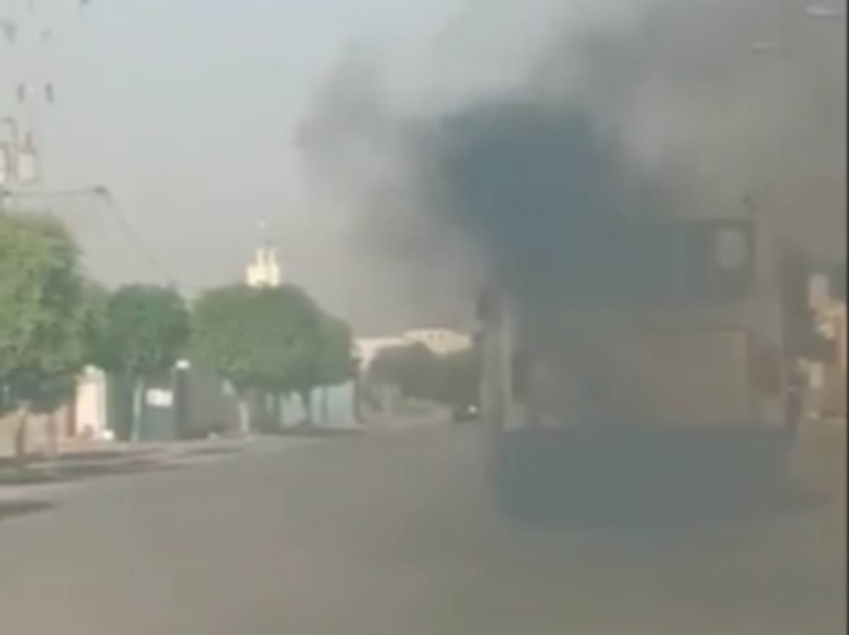 صفاقس بالفيديو : صعود دخان كثيف من حافلة السوريتراس بطريق العين كم 7