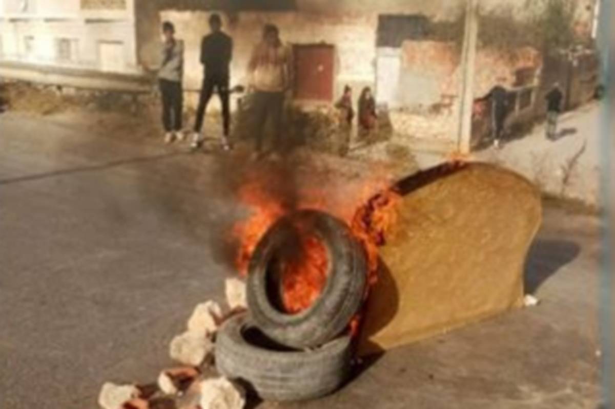 غلق  الطريق الرئيسية بسيدي  عبد  الحميد سوسة