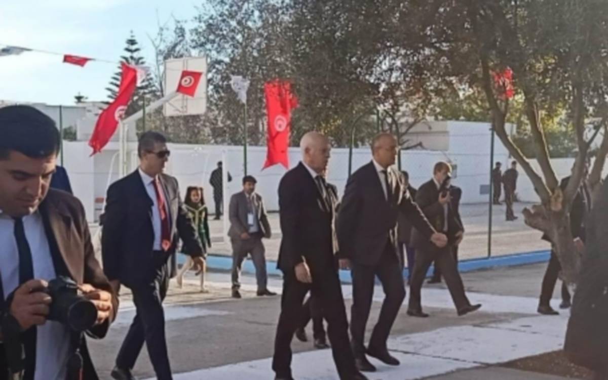 قيس  سعيّد للمُترشحين  للانتخابات التشريعية : انتبهوا بالإمكان سحب وكالاتكم…