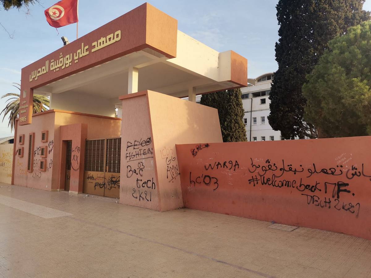 المحرس: بسبب الإهمال..جدران المؤسستين التربويتين علي بورقيبة والبشير خريف تبكي على التربية !