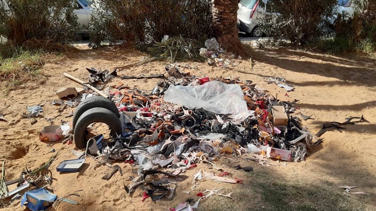صفاقس نفايات الأحذية  تُلقى تحت السور وفي حديقة باب الغربي