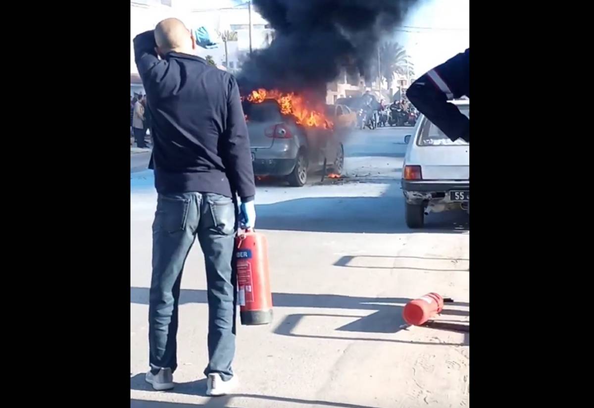صفاقس : حريق  مفاجئ يصيب  سيارة  امام مصحة  بقرمدة وتدخّل  المواطنين كان فوريّا