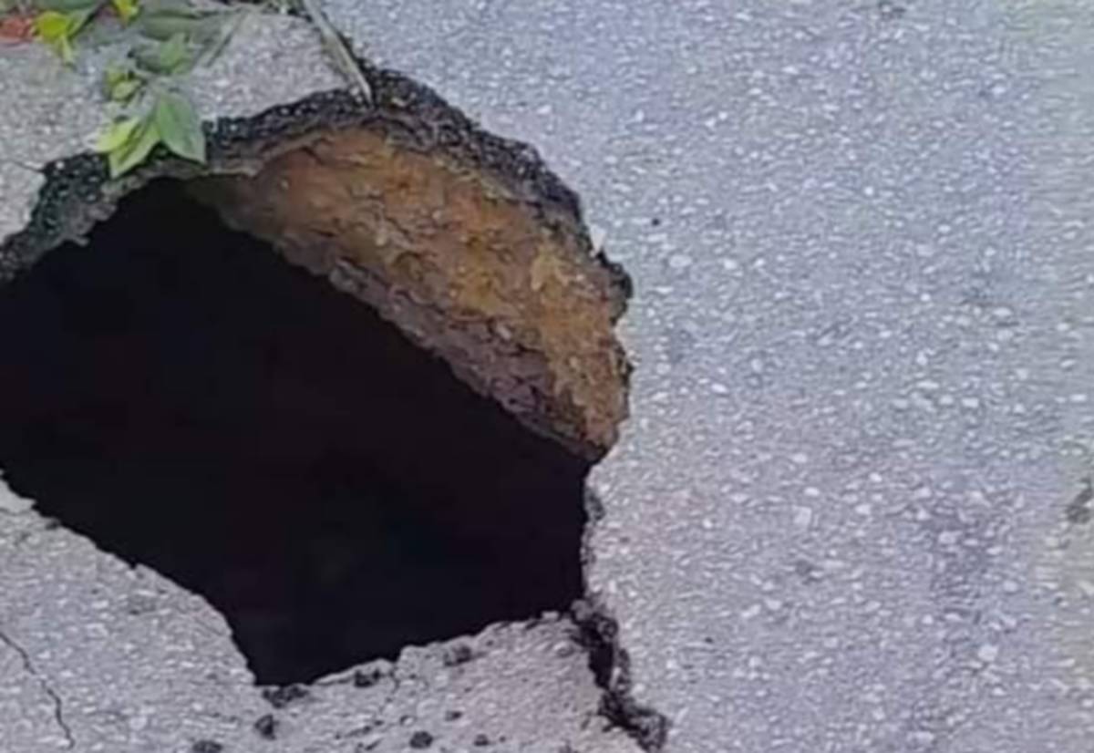 خطير بطريق العين : حفرة عميقة في قلب الطريق