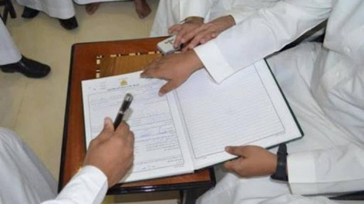 صفاقس : يُمزّق دفتر عدل  الاشهاد ويمضغُ وثيقة  تنازله عن منزله لزوجته
