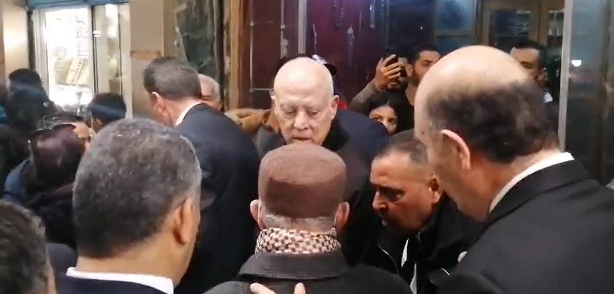 قيس  سعيد يتجول  في شارع الحبيب  بورقيبة واسواق المدينة العتيقة