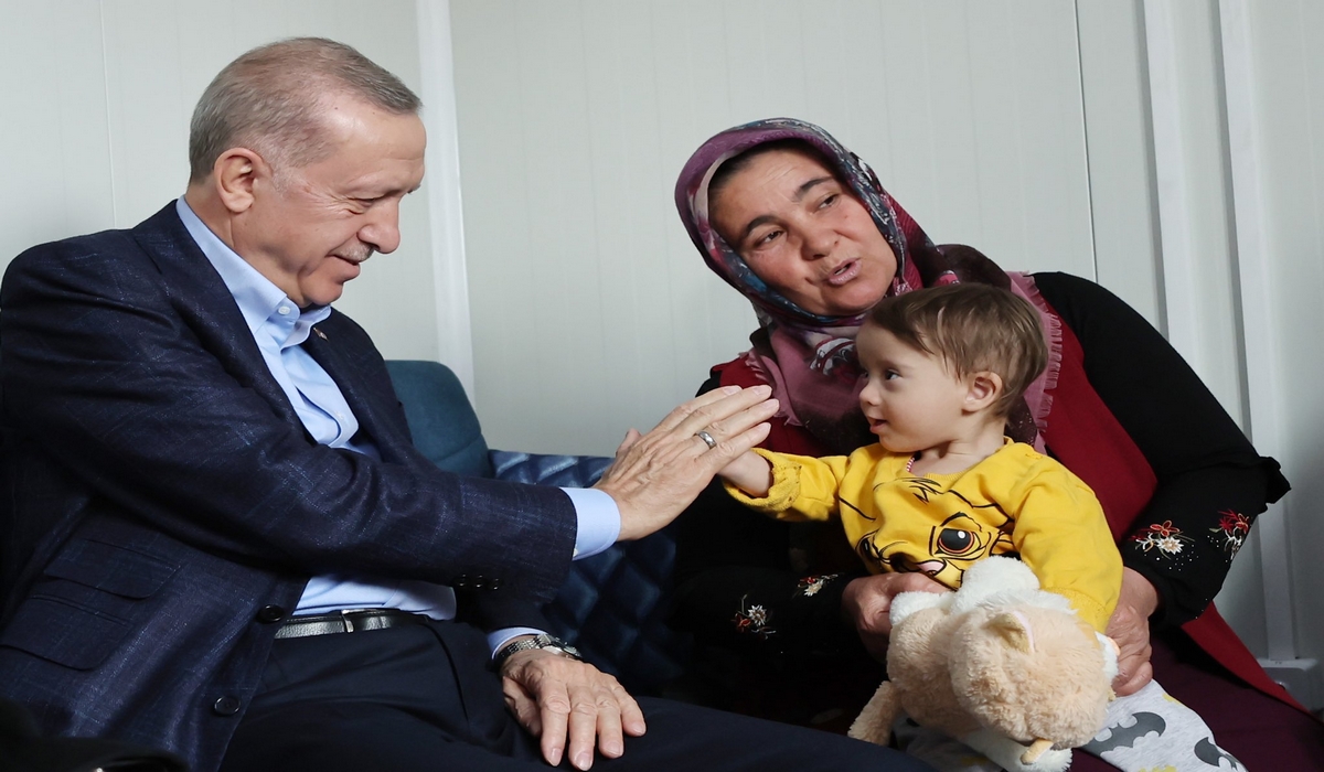 أردوغان يعتذر لسكان منطقة ضربها الزلزال