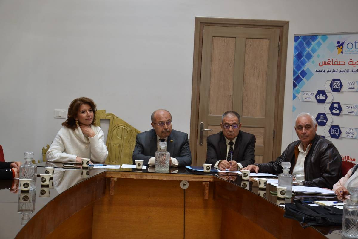 صفاقس : جلسة لجنة الفنون والثقافة والتربية حول  تنظيم الأيام الثقافية للبلدية خلال شهر رمضان المعظم