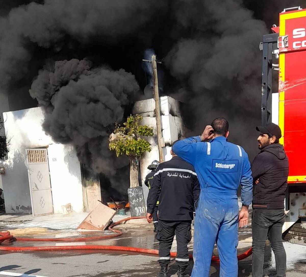 صفاقس  بالفيديو :حريق  هائل  بمحل  لبيع  البنزين المهرّب