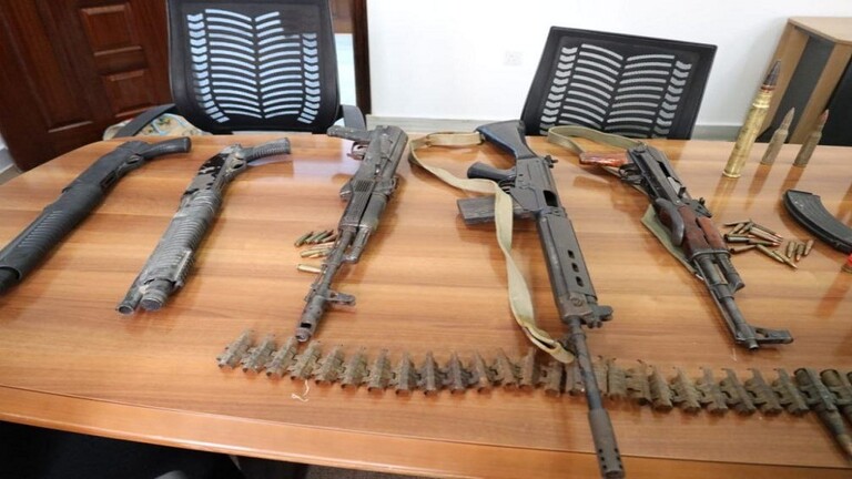 ليبيا.. مواطنون يسلمون أسلحتهم إلى مركز الشرطة في مدينة بنغازي