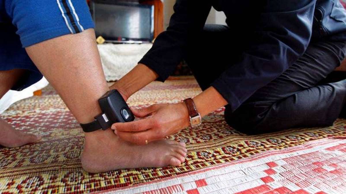 السوار  الالكتروني : افريل  انطلاق  التجربة في  السجون التونسية