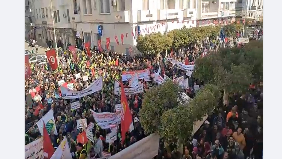 صفاقس : تجمع عُمالي أمام مقر الإتحاد الجهوي / فيديو