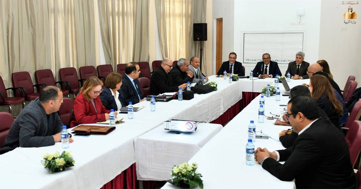 وزير التربية  يشرف  على اجتماع خاص بتطوير البرامج في المرحلة الابتدائيّة والتعليم الإعداديّ والثانويّ