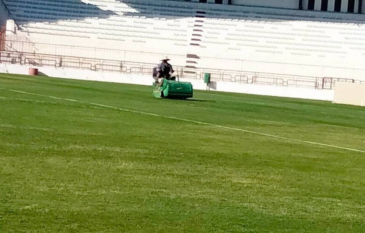 إنطلاق عملية البذر الموسمية لتعشيب ملعب الطيب المهيري.