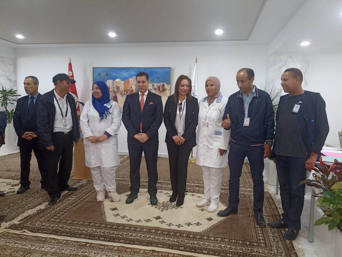 وزير النقل  يكرّم عملة الديوان الوطني  للمطارات بمدنين وقفصة وصفاقس