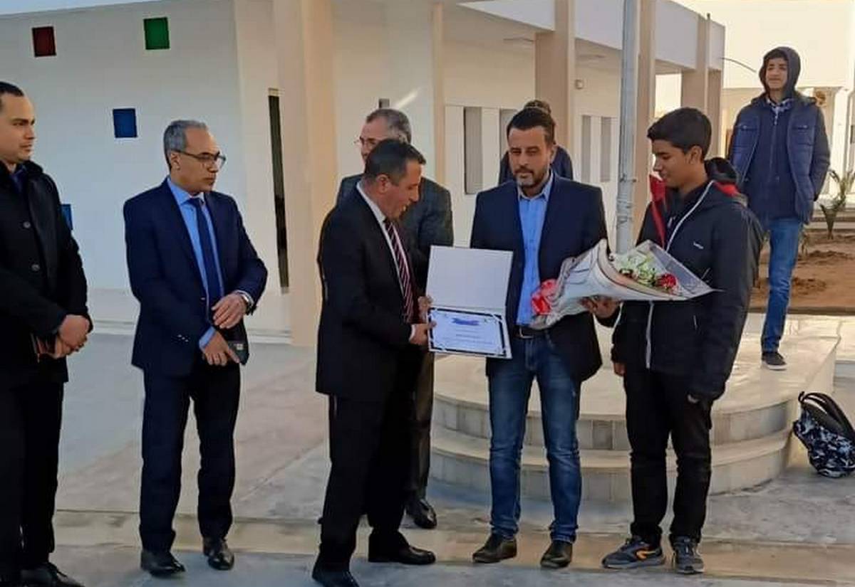صفاقس: تلاميذ المدرسة الاعدادية النموذجية المنجي عبيد يكرّمون سائق حافلة