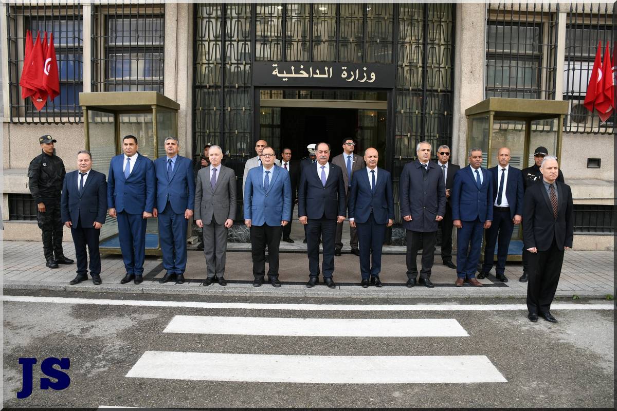 وزير الداخلية يشرف على موكب تحية العلم بمناسبة عيد الاستقلال
