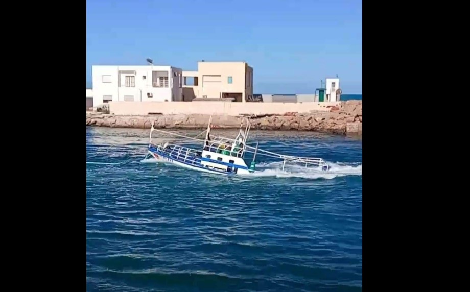 إخراج مركب صيد غرق بالمياه الإقليمية إلى ميناء الصيد البحري بجرجيس