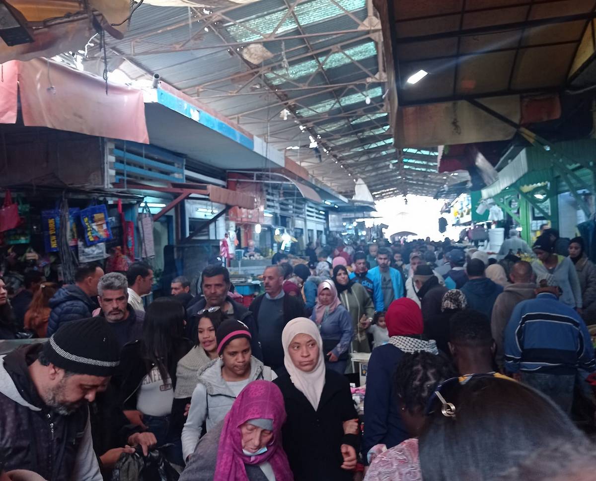 صفاقس : المدينة العتيقة غصّت بحرفائها استعدادا لرمضان والشرطة البلديّة في الموعد