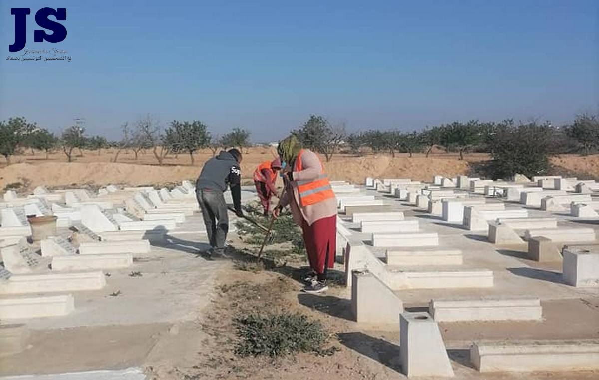 صفاقس : بلدية قرمدة  تشرع  في حملة  تنظيف  للمقابر