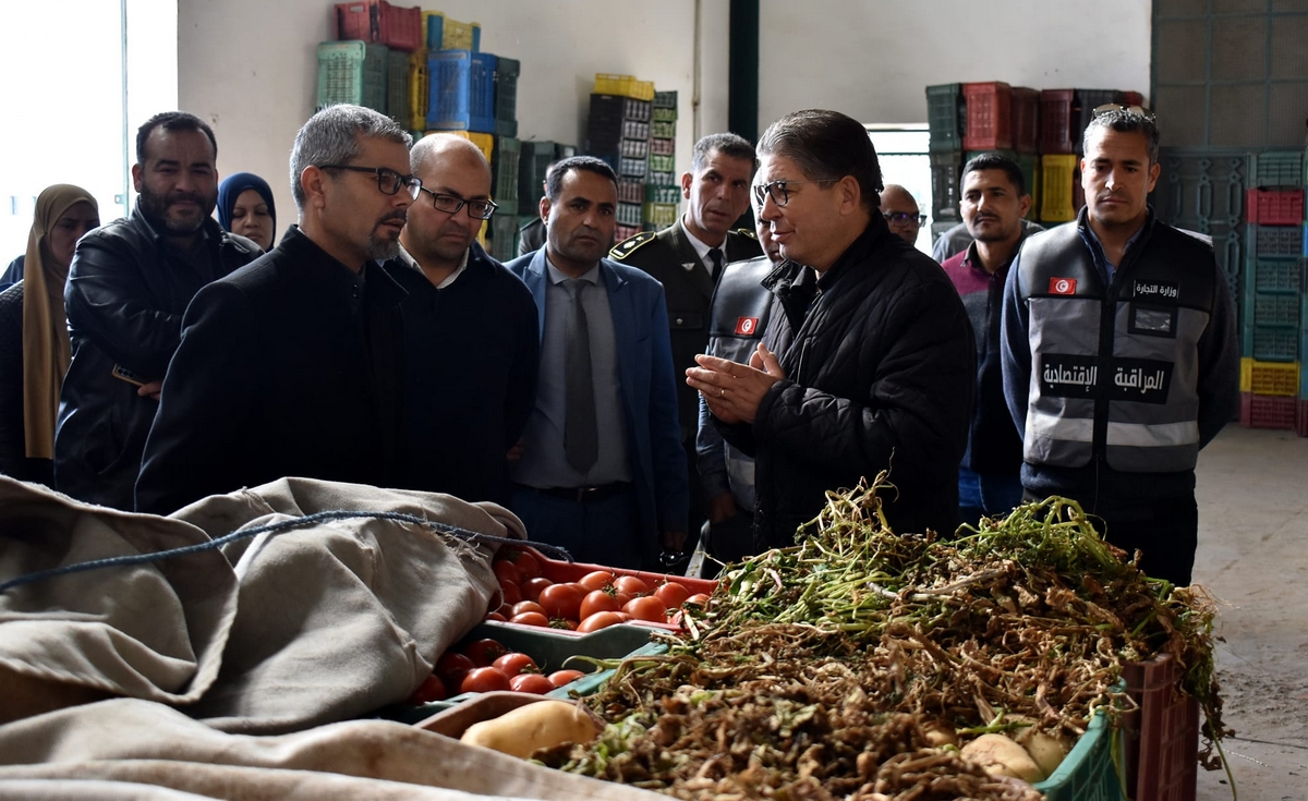 والي سيدي بوزيد يطلع على نسق التزود والتزويد بالمواد الاستهلاكية الأساسية في ثاني أيام شهر رمضان المعظم.