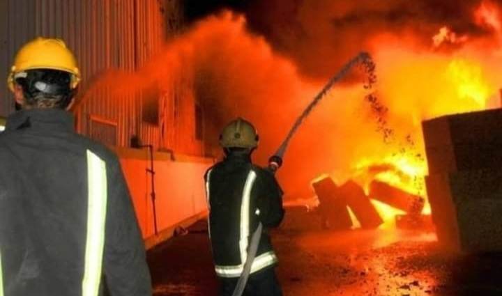 صفاقس: حريق هائل بالمنطقة الصناعية بعقارب.
