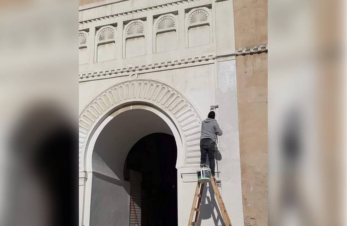 راوية عميرة:  باب  الديوان (ما بين  البابين)  مدهون  بالأبيض منذ  أصل  البناء