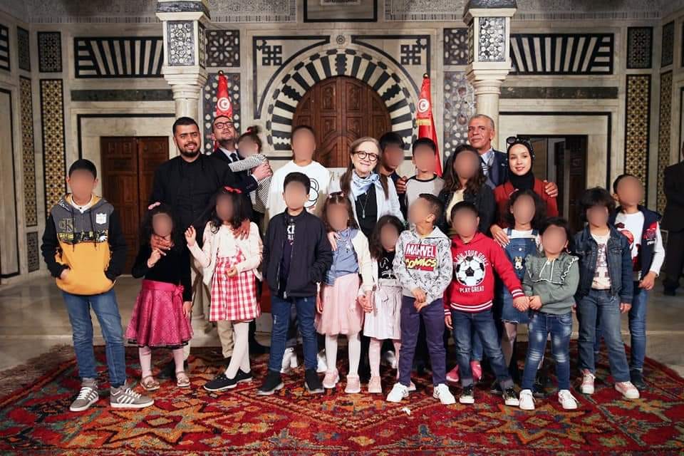 رئيسة الحكومة تلتقي عددا من أطفال قرية أس أو أس قمرت️