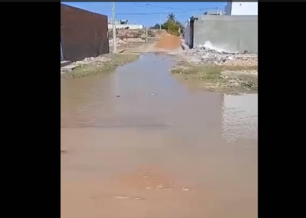 صفاقس ساقية  الزيت : تسرّب كبير للمياه ينتظر التدخل  السريع