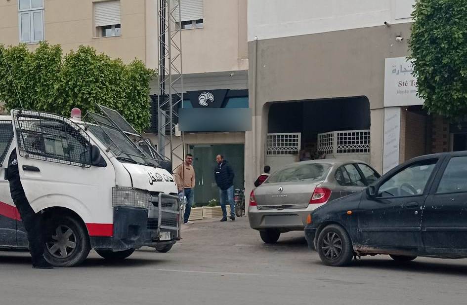 صفاقس قرمدة : حضور الامن لتسهيل عملية توزيع الزيت المدعّم