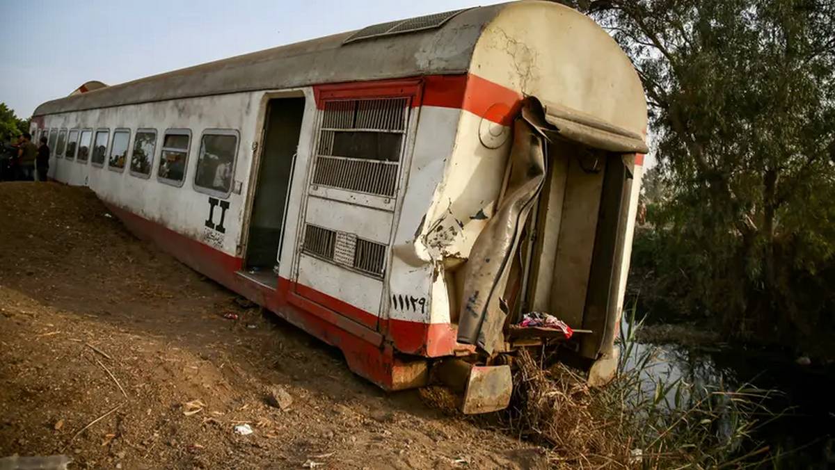 قطار يخرج عن سكته في مصر.. ويدخل منزلاً