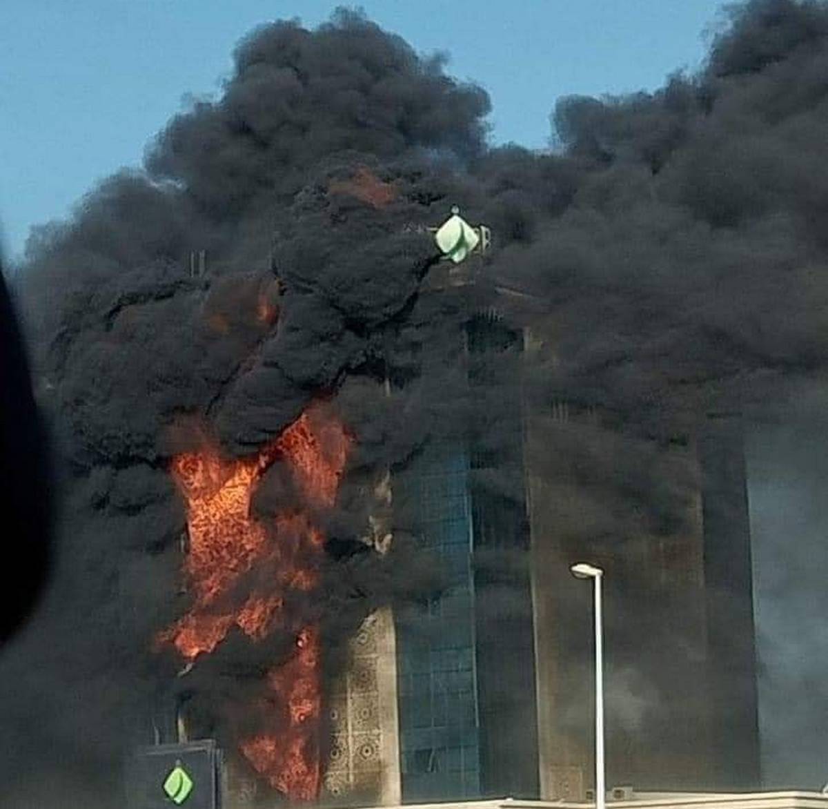 حريق  بنك  الزيتونة: 12 شاحنة اطفاء..ولا وجود لخسائر  بشريّة