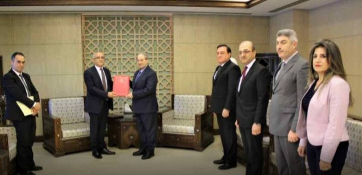 وزير الخارجية السوري يتسلم أوراق اعتماد السفير التونسي بدمشق.