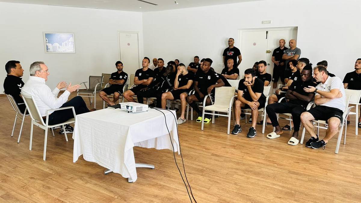 قبل الكلاسيكو : عبد  العزيز  المخلوفي  يزور اللاعبين  ويطمئنهم