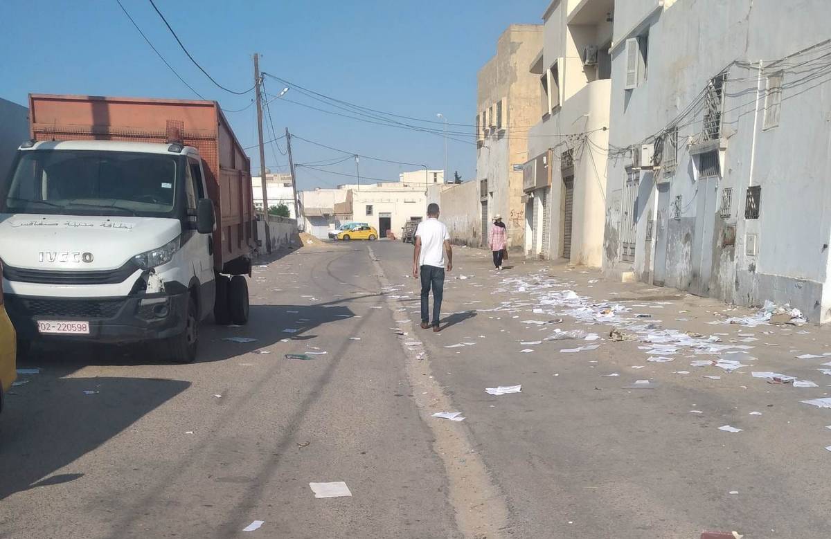 بلدية  صفاقس تقوم بجمع الكراسات والكتب  الممزقة امام  المؤسّسات  التربويّة