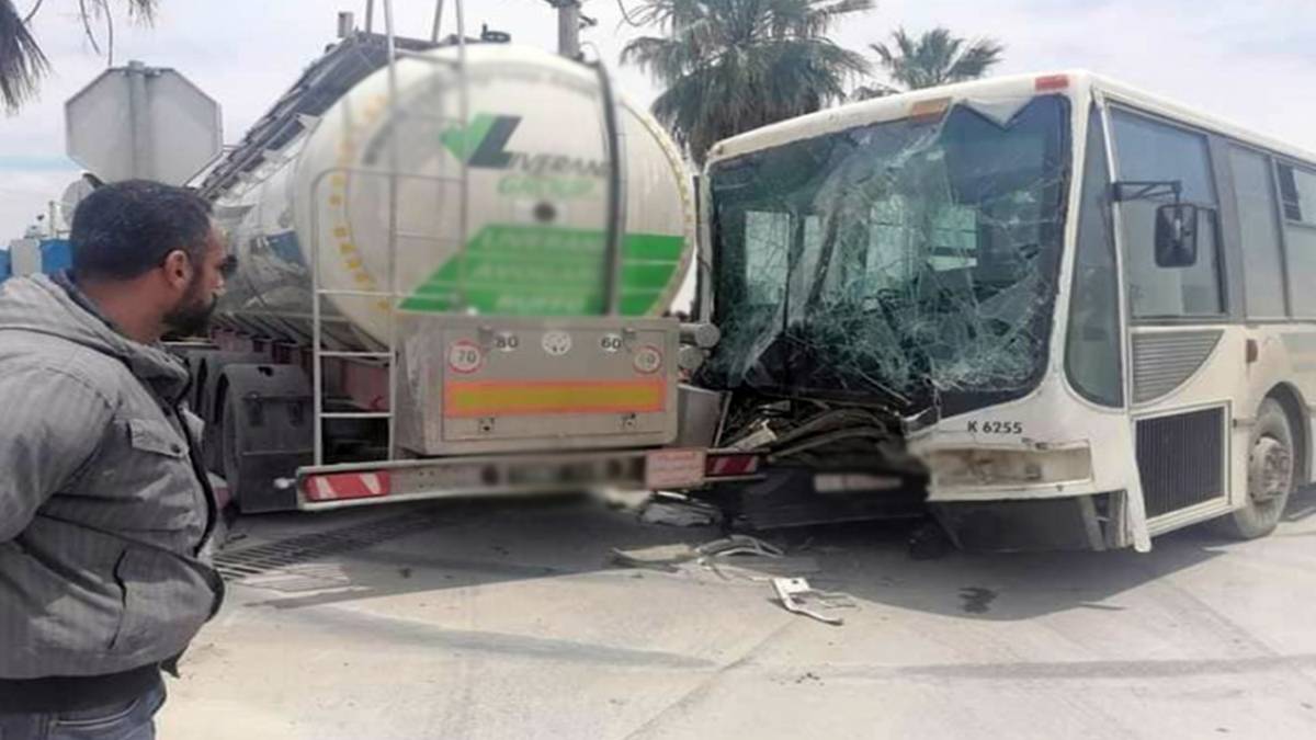 حادث مرور بين حافلة وشاحنة ذات  صهريج  يسفر عن جرح  17 راكبا