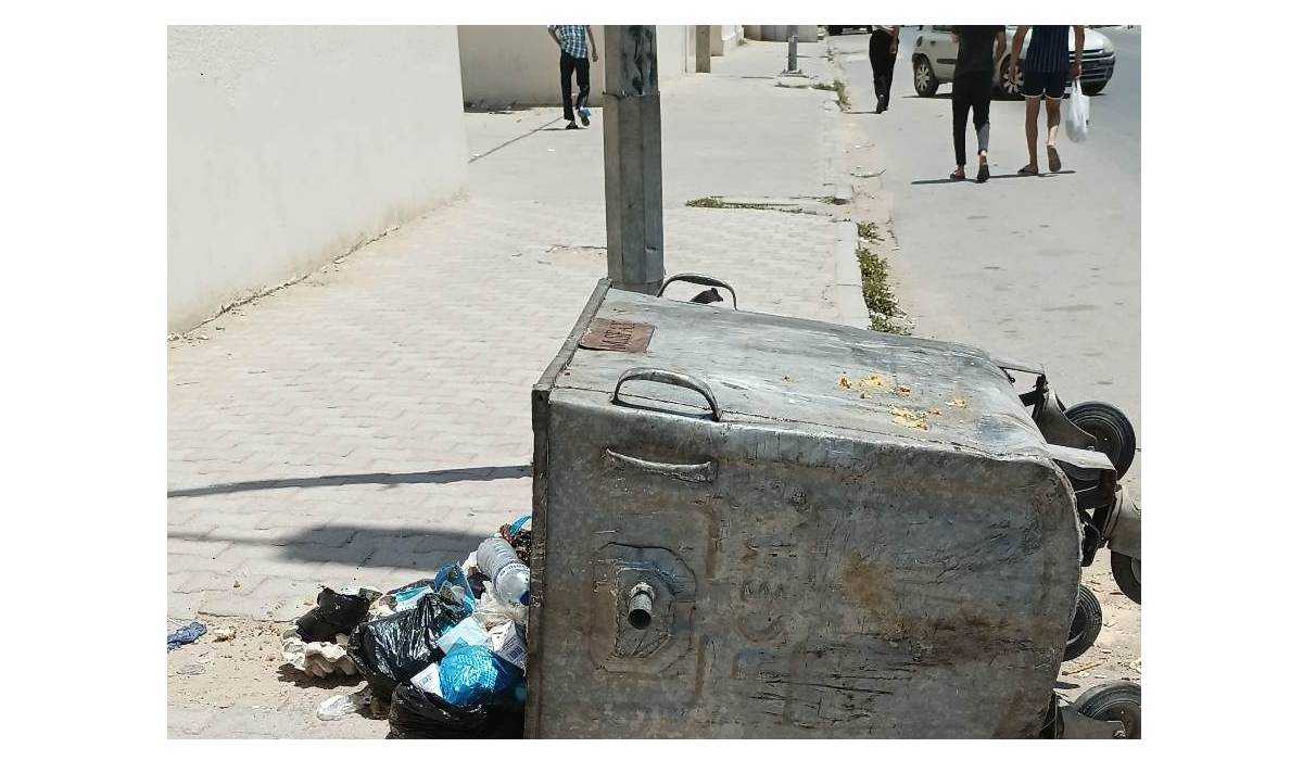 صفاقس : من  يعبث  بحاويات  القمامة؟