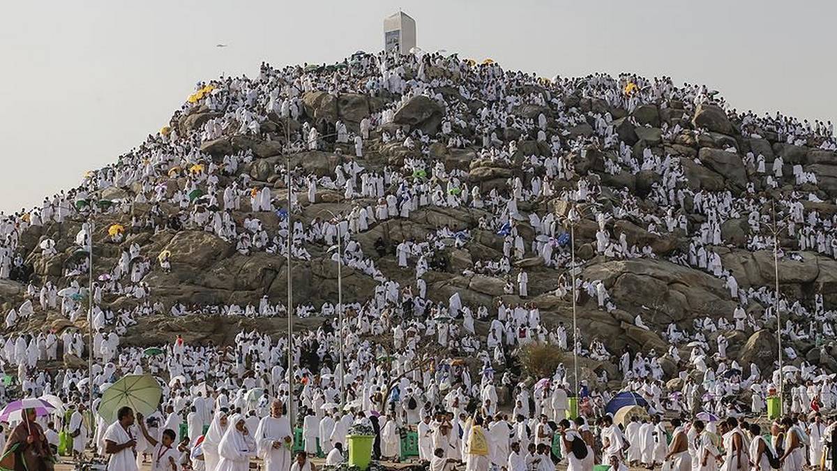 مَلْيُونَا حاج يقفون على صعيد عرفات