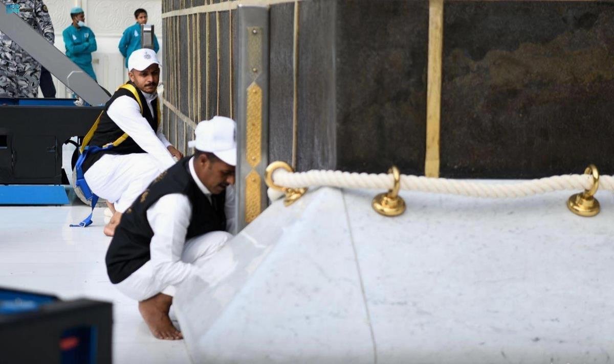 تغيير كسوة الكعبة المشرفة