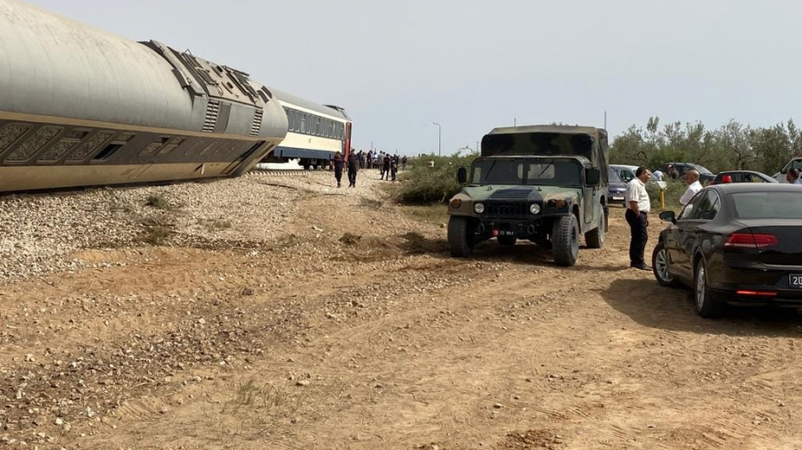 مساكن : جنوح عربة قطار لنقل المسافرين