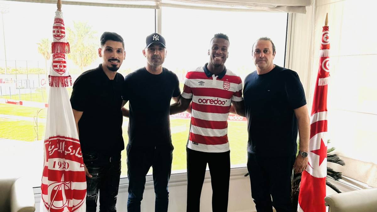 محمد أمين الحمروني يمضي عقدا بموسمين  مع  النادي الافريقي