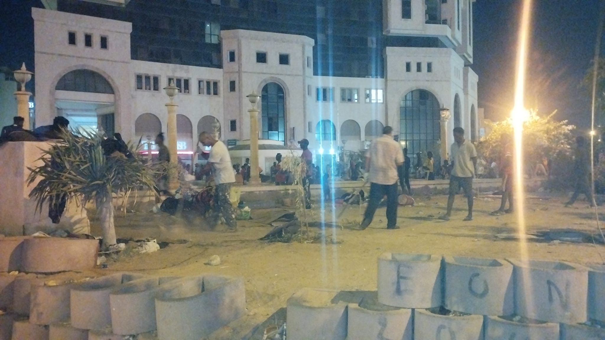 صفاقس : البلدية تُنفذّ حملة نظافة برباط المدينة حيث يتجمع الأفارقة