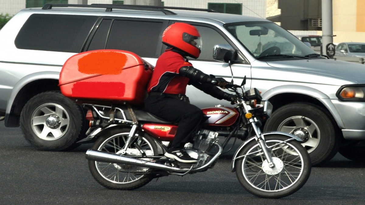 صفاقس : أصحاب الدراجات النارية التابعين لمؤسسات النقل السريع “داليفري”  خطر في الطريق