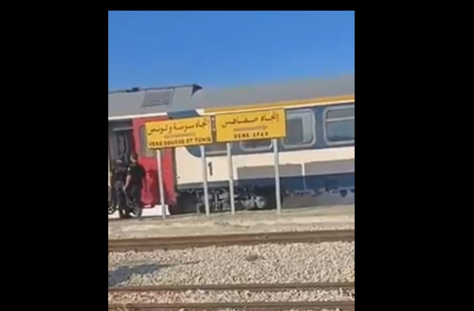 الأفارقة هشموا بلور القطار وحاولوا الفرار في كركر