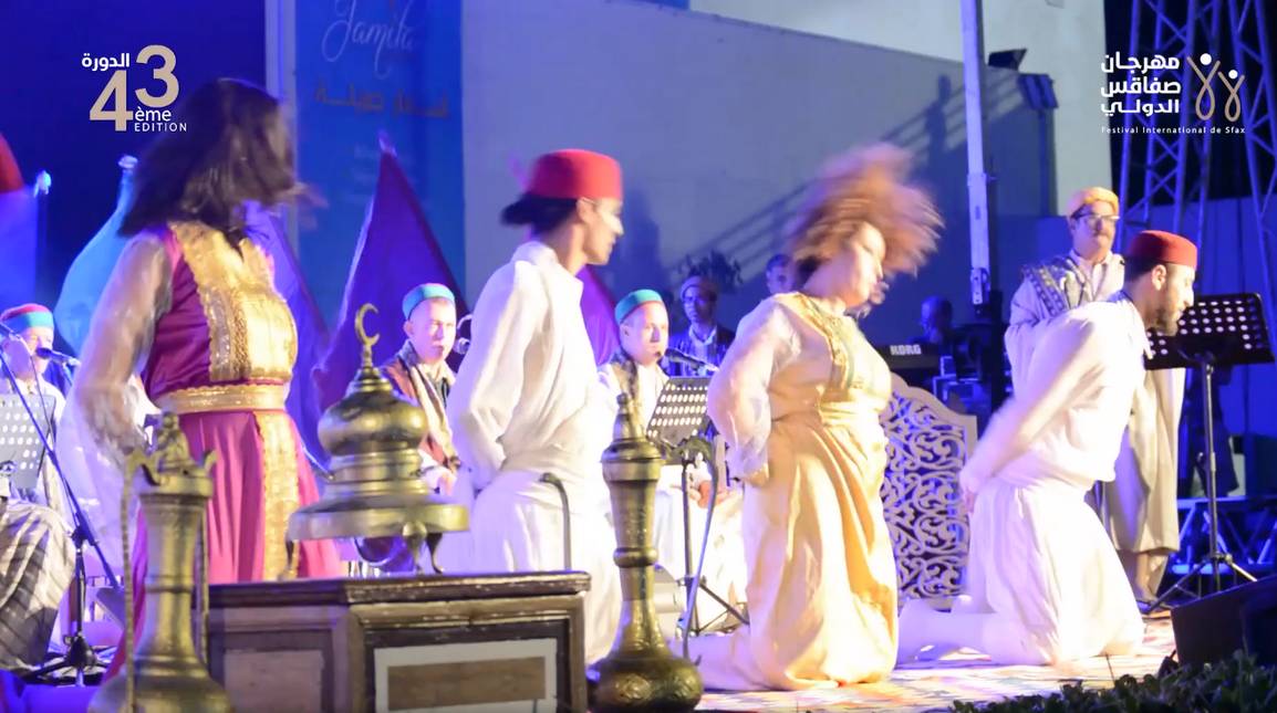 زُوّار الحضرة والنوبة بمهرجان صفاقس الدولي … عرض أطرب الجماهير وأثبت تشبثها بموروثها الصوفي