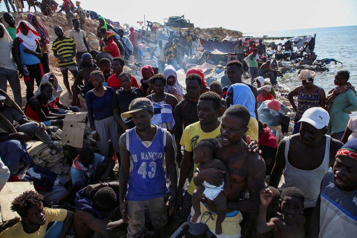 مئات المهاجرين بلا مياه ولا طعام بين تونس وليبيا