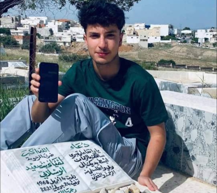 سعيد يكرم التلميذ ماهر الجزيري.