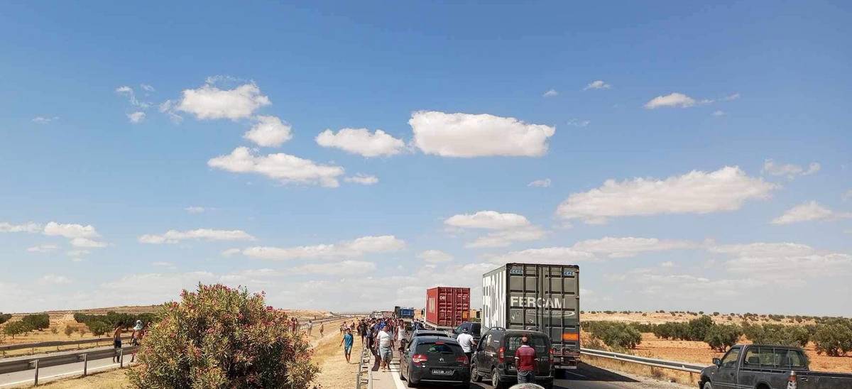 صفاقس: اغلاق الطريق السيارة من قبل شباب معتمدية الحنشة