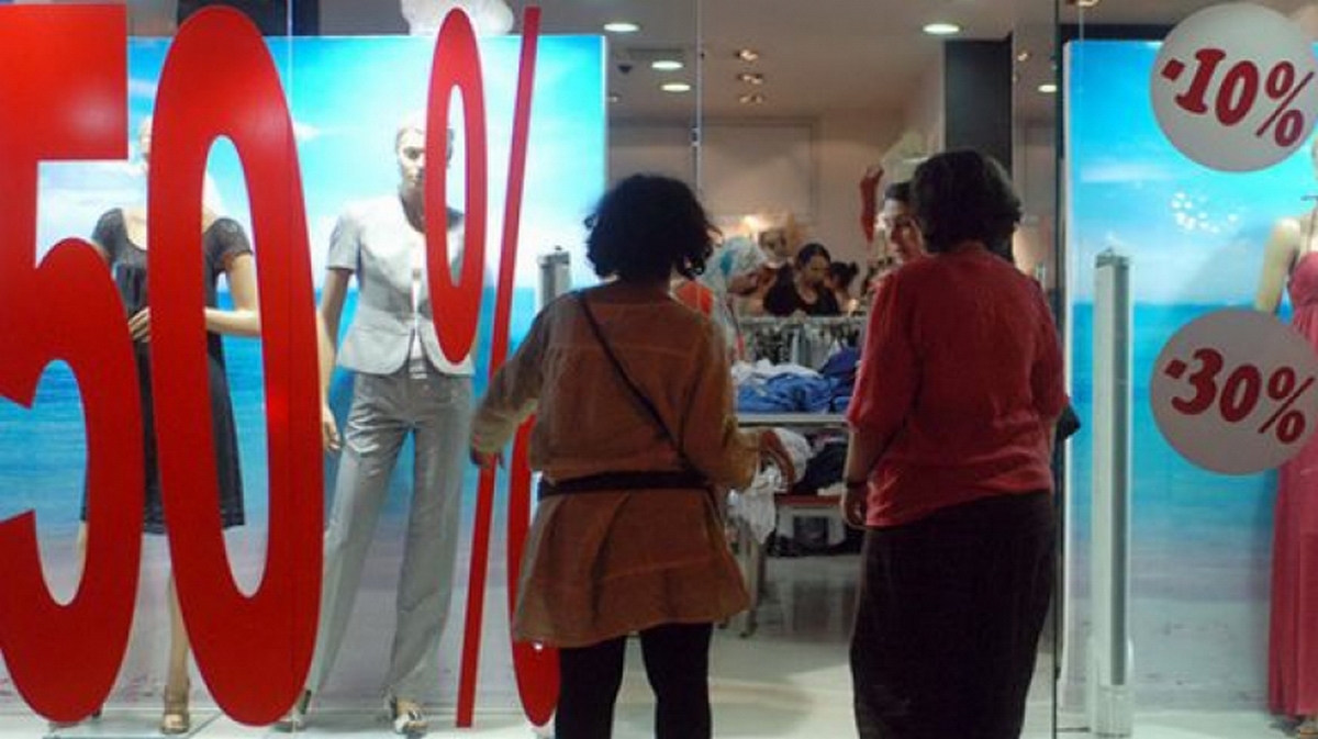 صفاقس بداية باهتة للصُولد الصيفي والسبب غياب الشفافية في تعليق الأسعار