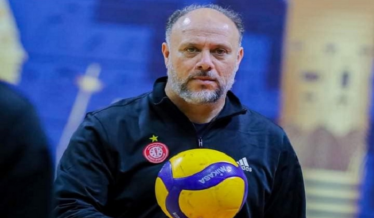 غازي قوبعة يُشرف على تدريب فريق أكابر الكرة الطائرة بالنادي الصفاقسي خلال الموسم الرياضي الجديد.