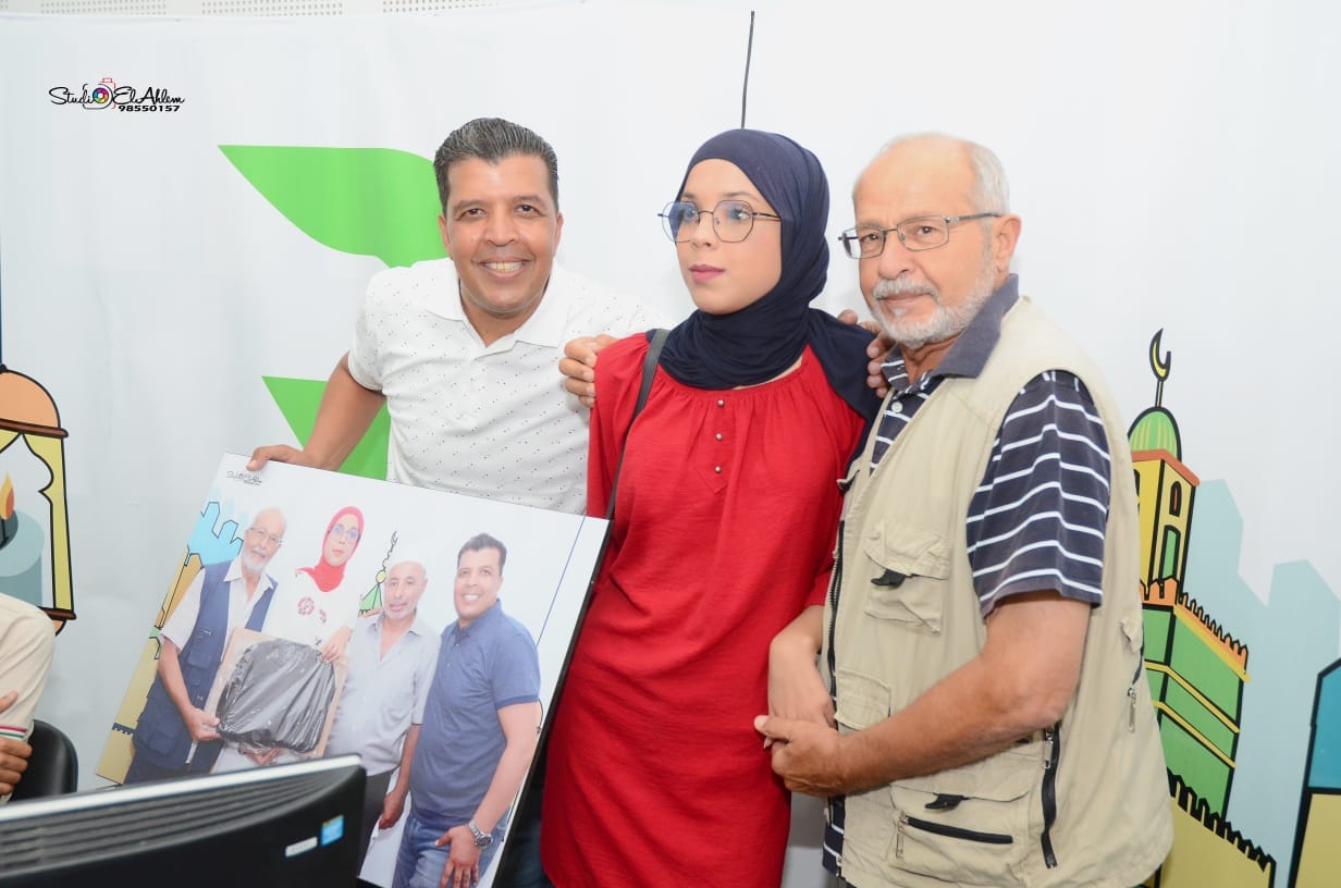 صفاقس الإذاعي مهدي قاسم  : يُكرم المكفوفين المتوجين في امتحان الباكالوريا